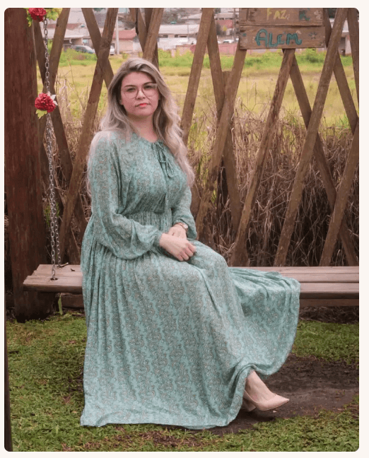 Aluna vestindo a Bata Boho que ela mesma costurou