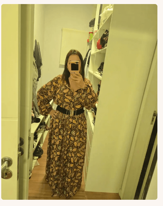 Aluna vestindo uma segunda versão da Bata Lisboa que ela mesma costurou