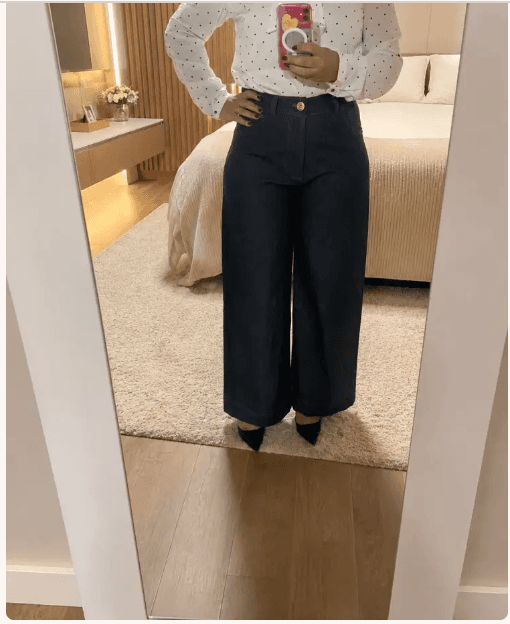 Aluna vestindo a Calça Amalfi que ela mesma costurou