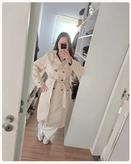Aluna vestindo o Trench Coat Londres que ela mesma costurou