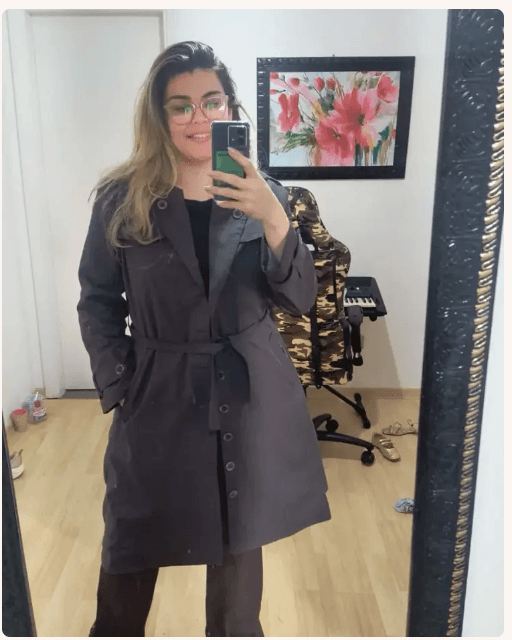 Aluna vestindo uma segunda versão do Trench Coat Londres que ela mesma costurou