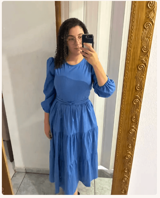 Aluna vestindo o Vestido Aline que ela mesma costurou