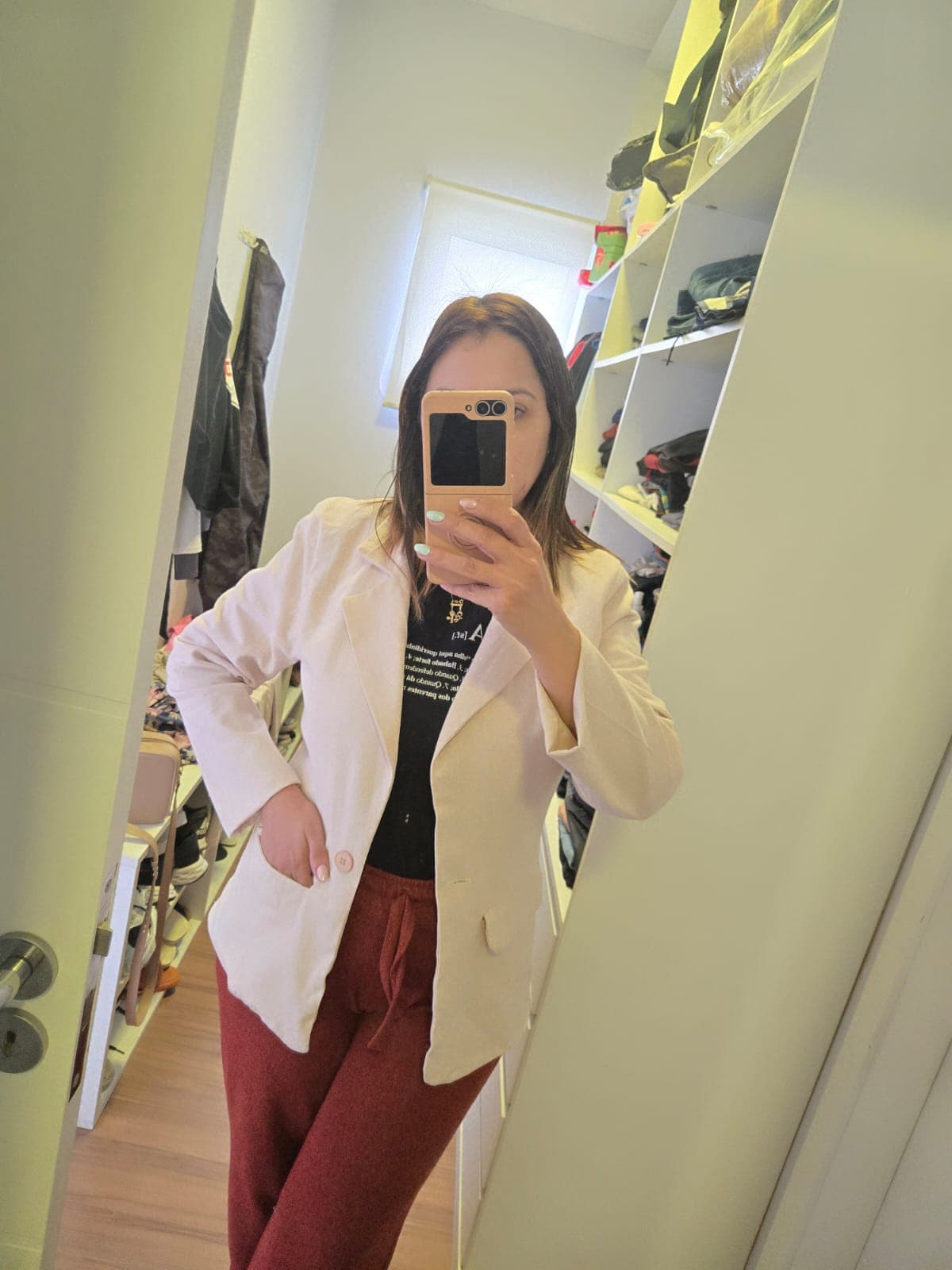 Aluna vestindo o blazer Franco que ela mesma costurou