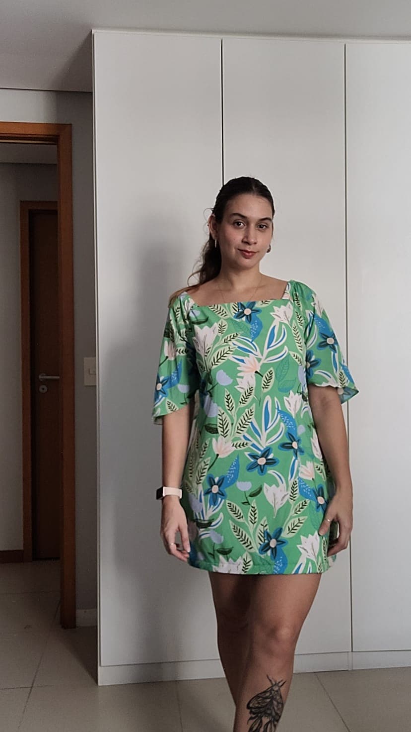 Aluna vestindo o vestido Maia que ela mesma costurou