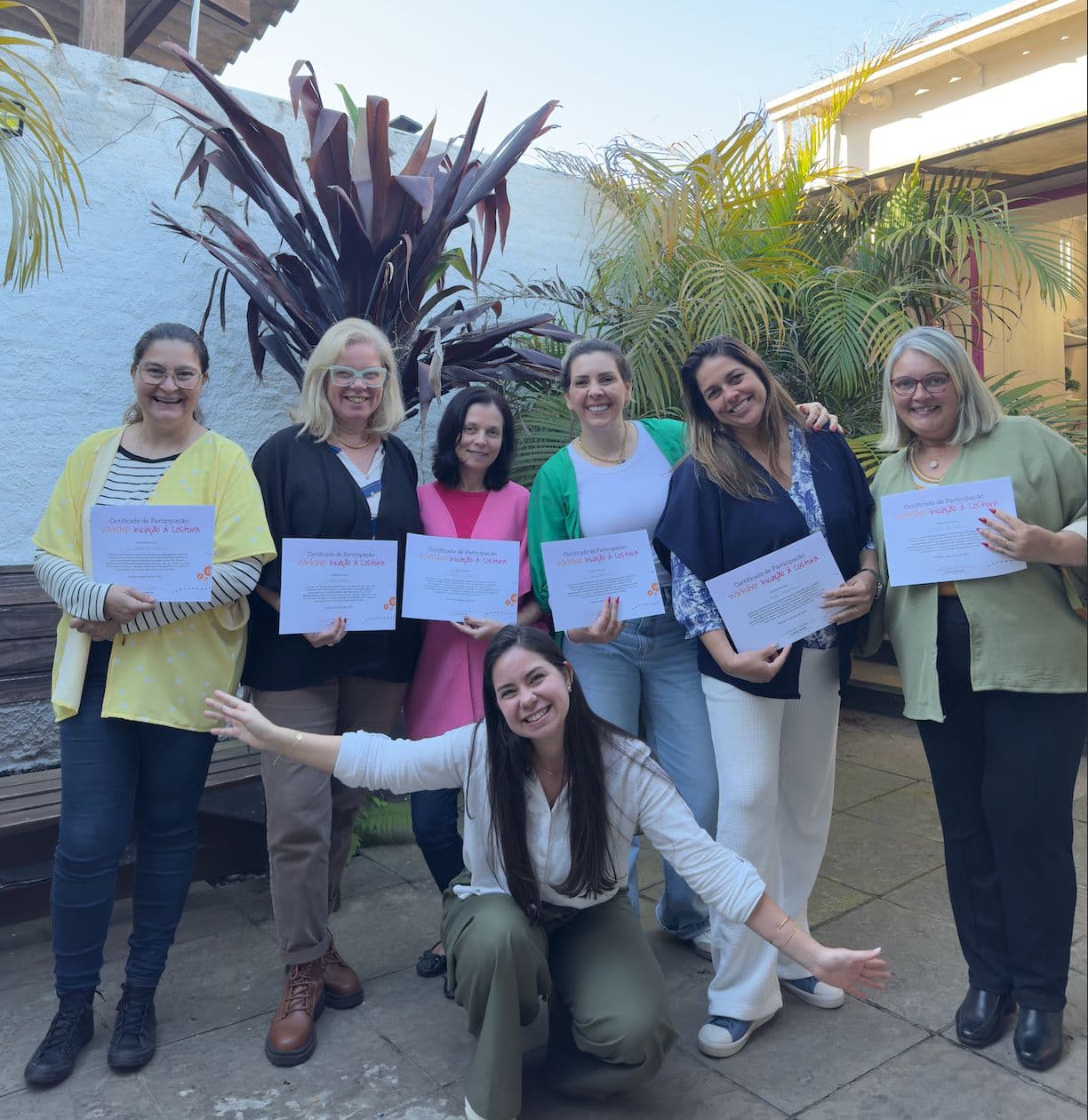 As seis alunas do workshop no fim do dia, cada uma com a peça que costurou, ao lado da Cacá