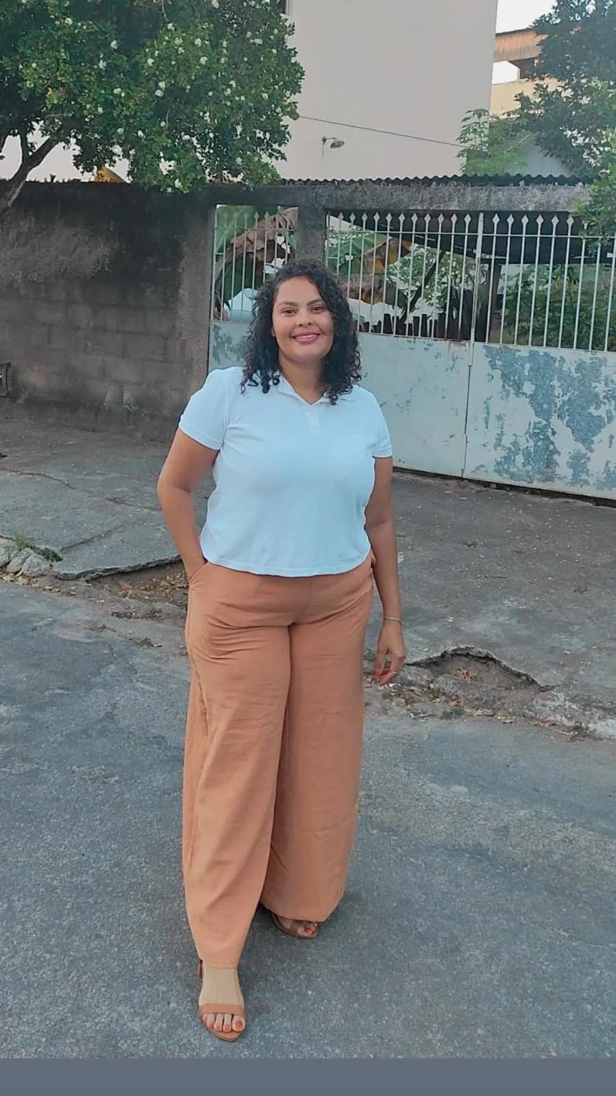 Aluna costurando