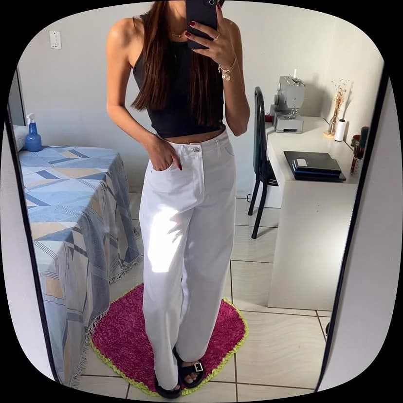Aluna costurando