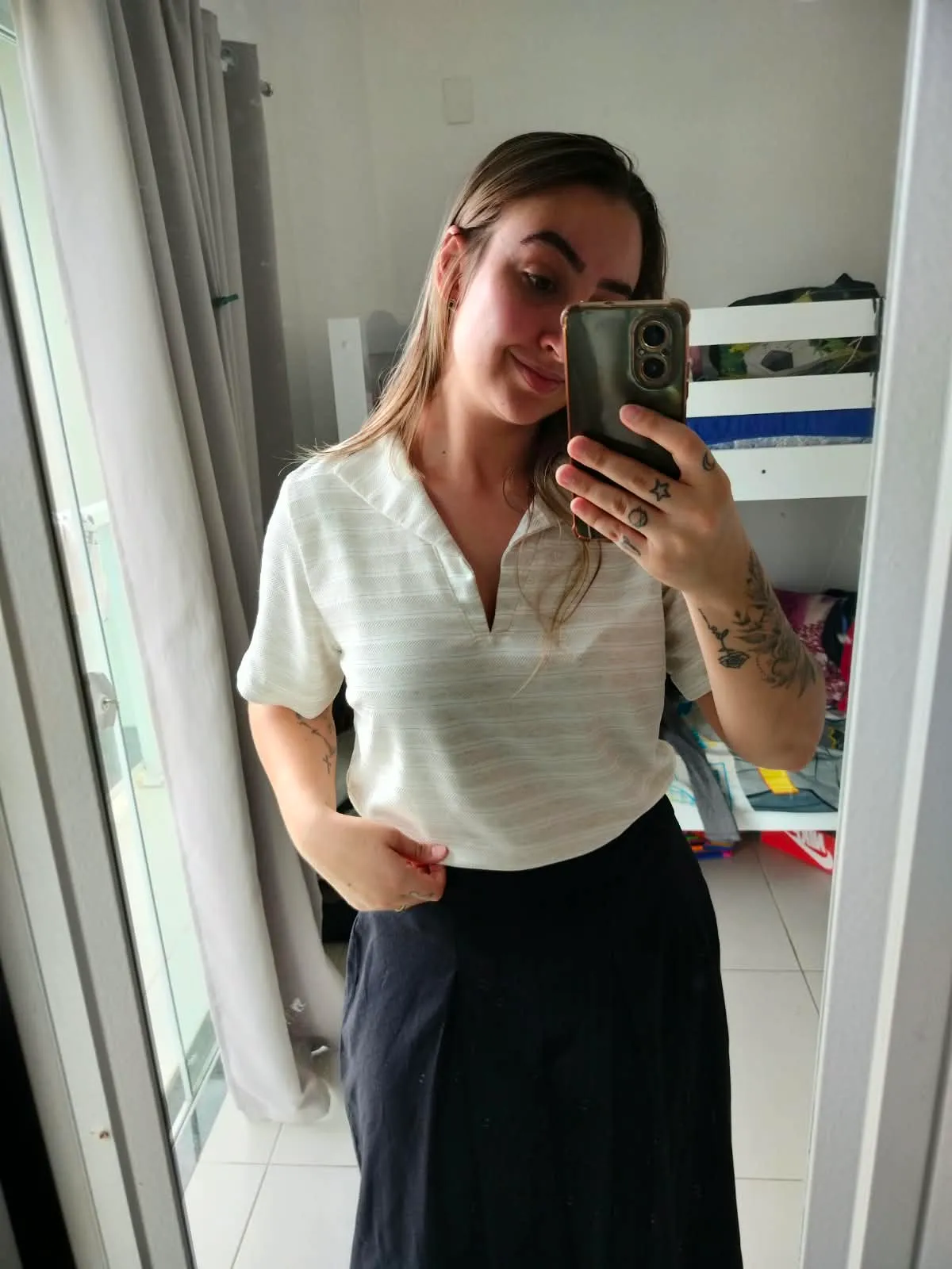 Aluna costurando