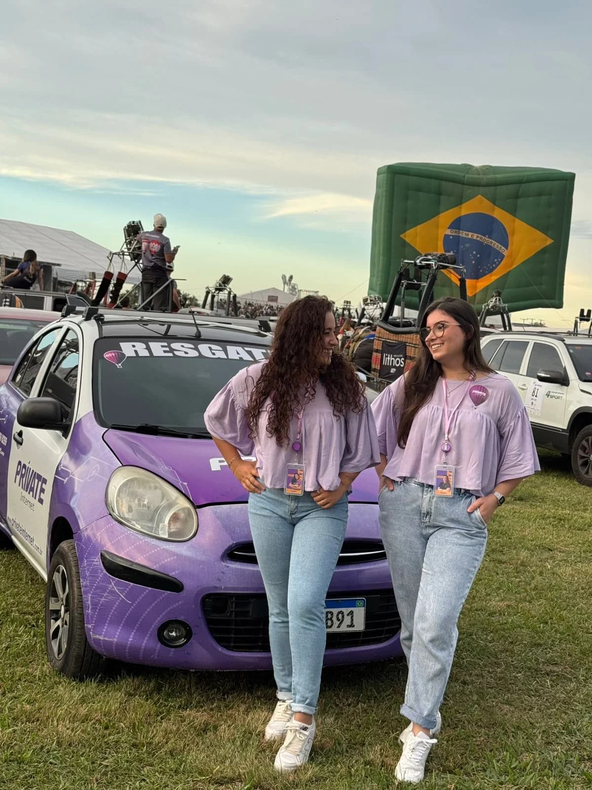 Aluna costurando