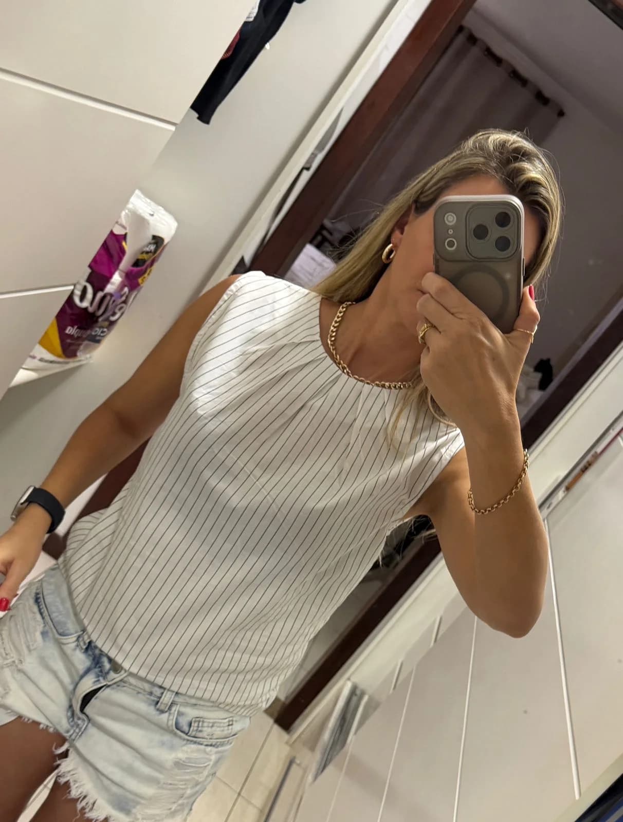 Aluna costurando