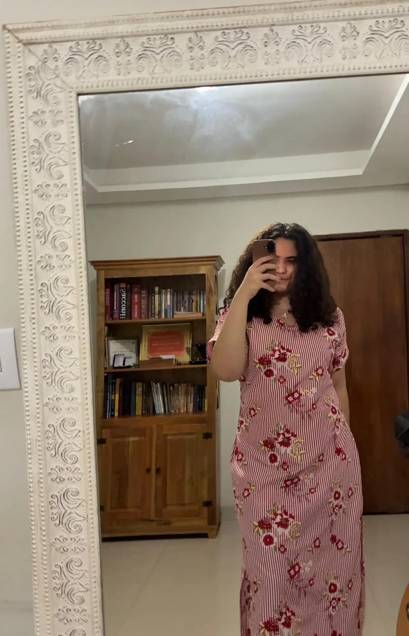 Aluna costurando