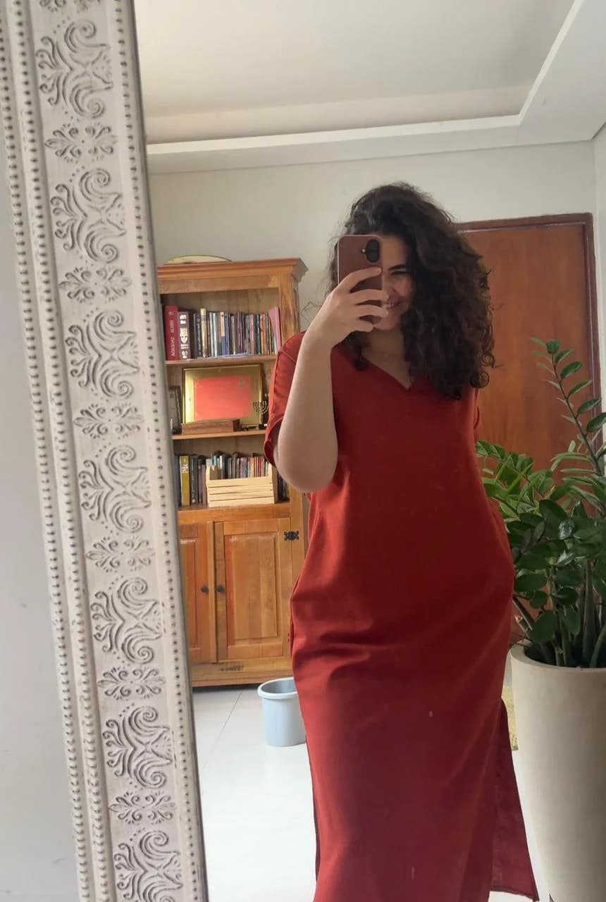 Aluna costurando