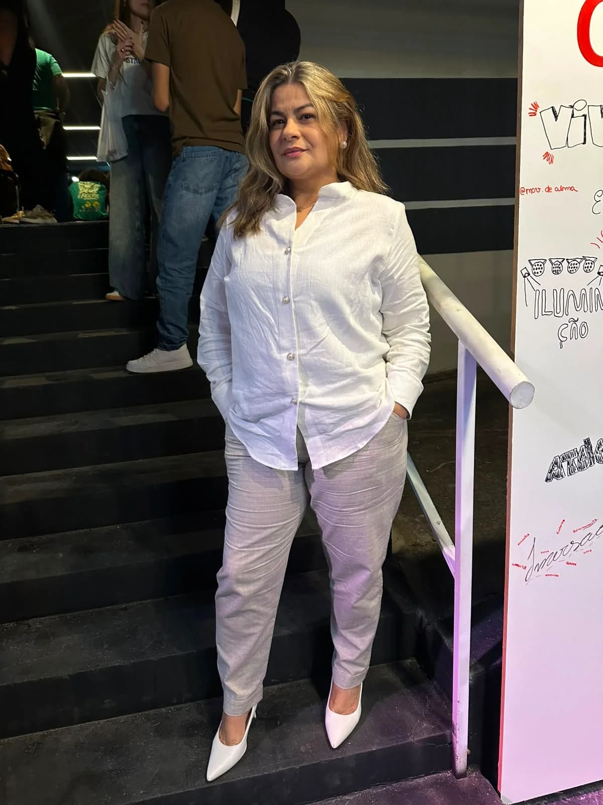 Aluna costurando