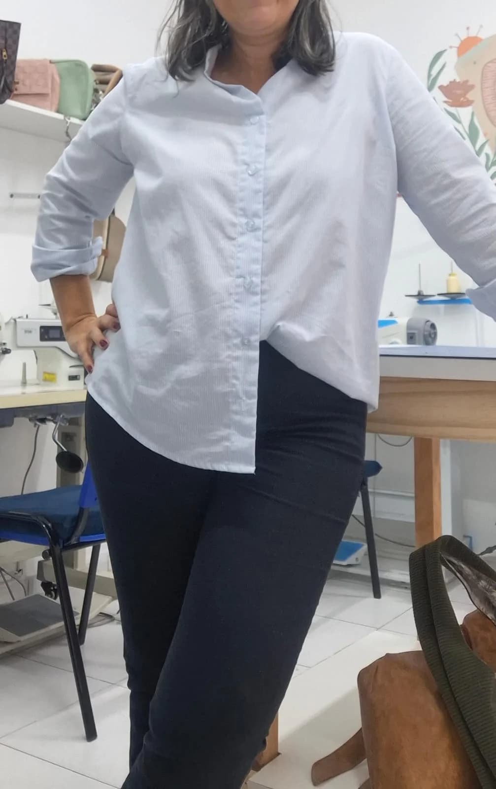 Aluna costurando