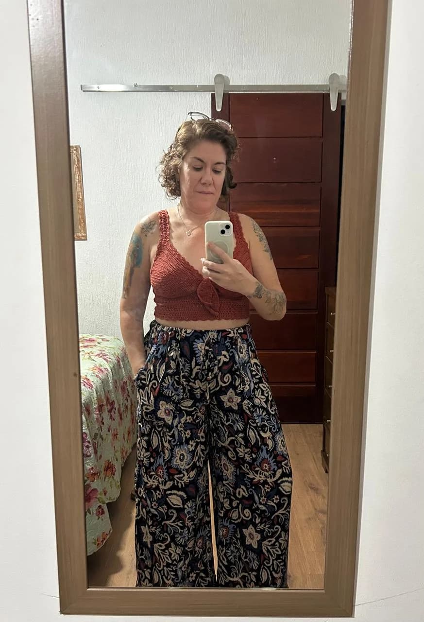 Aluna costurando