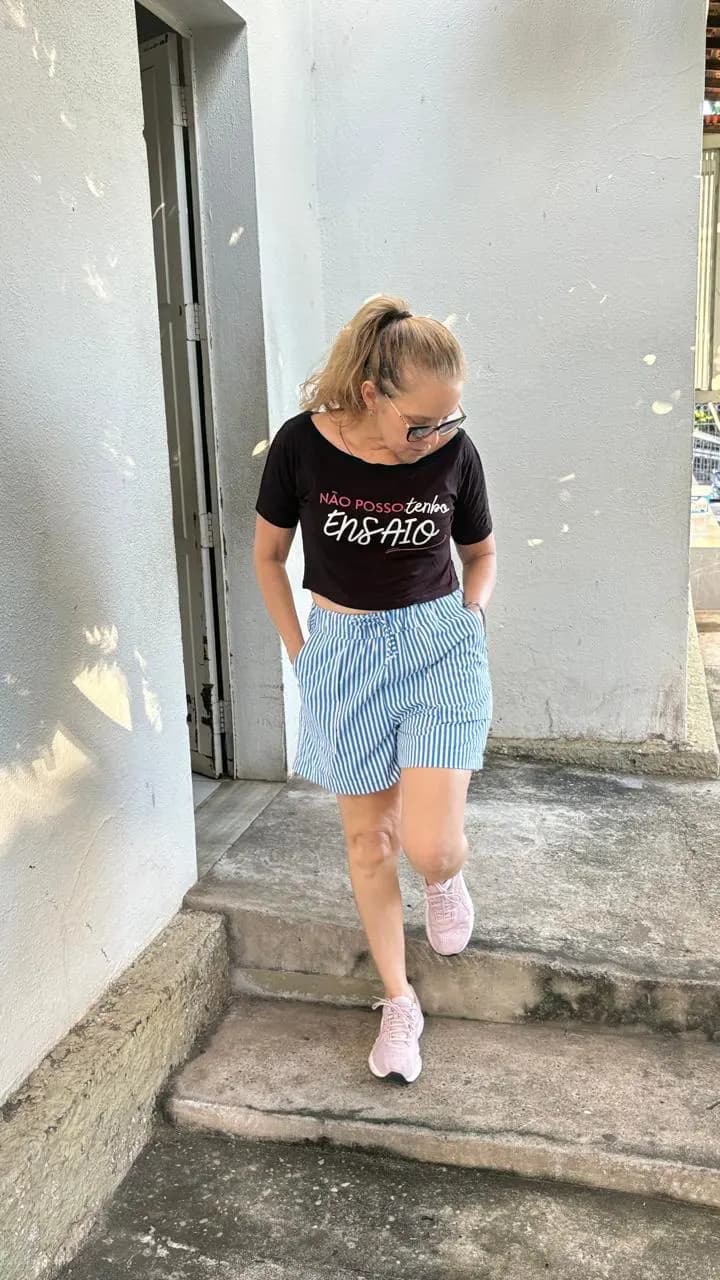 Aluna costurando