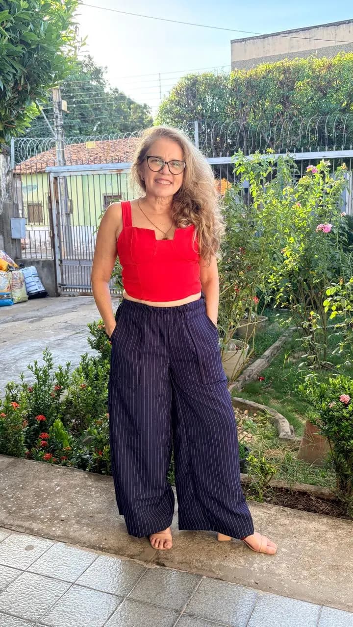 Aluna costurando