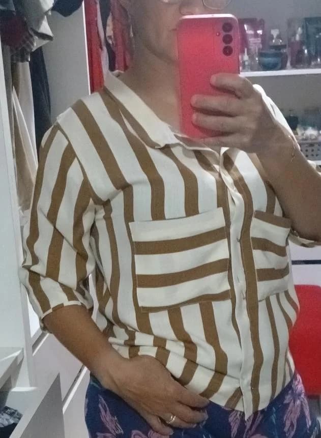 Aluna costurando