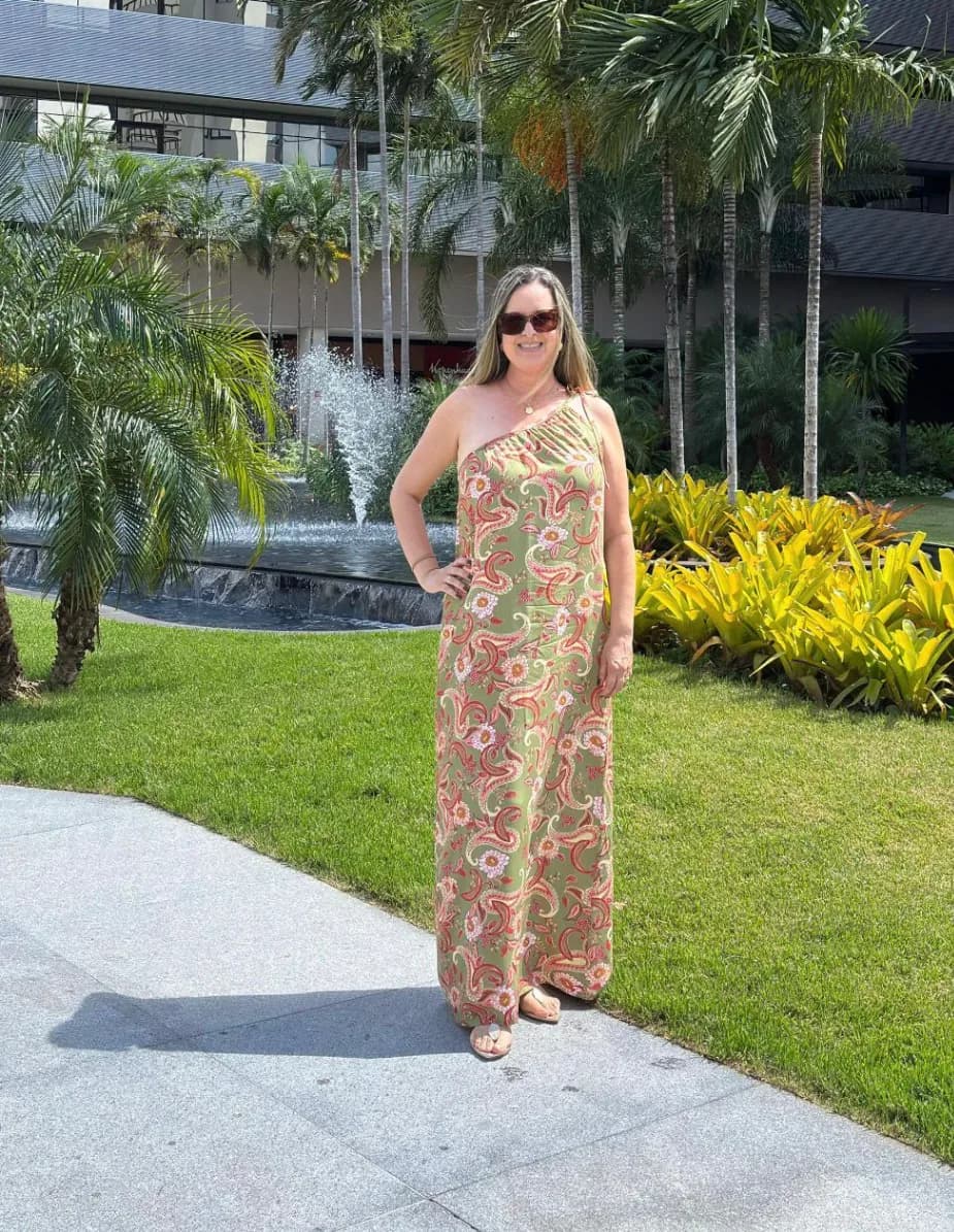 Aluna costurando
