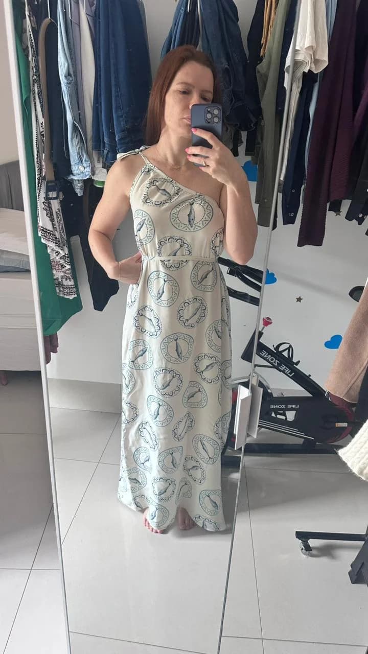 Aluna costurando
