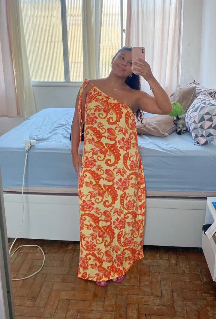 Aluna costurando