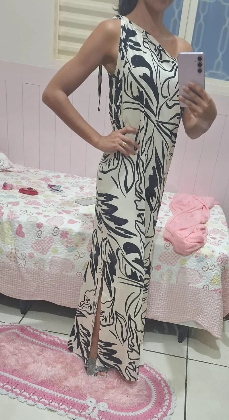Aluna costurando