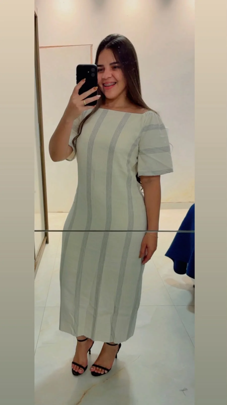 Aluna costurando