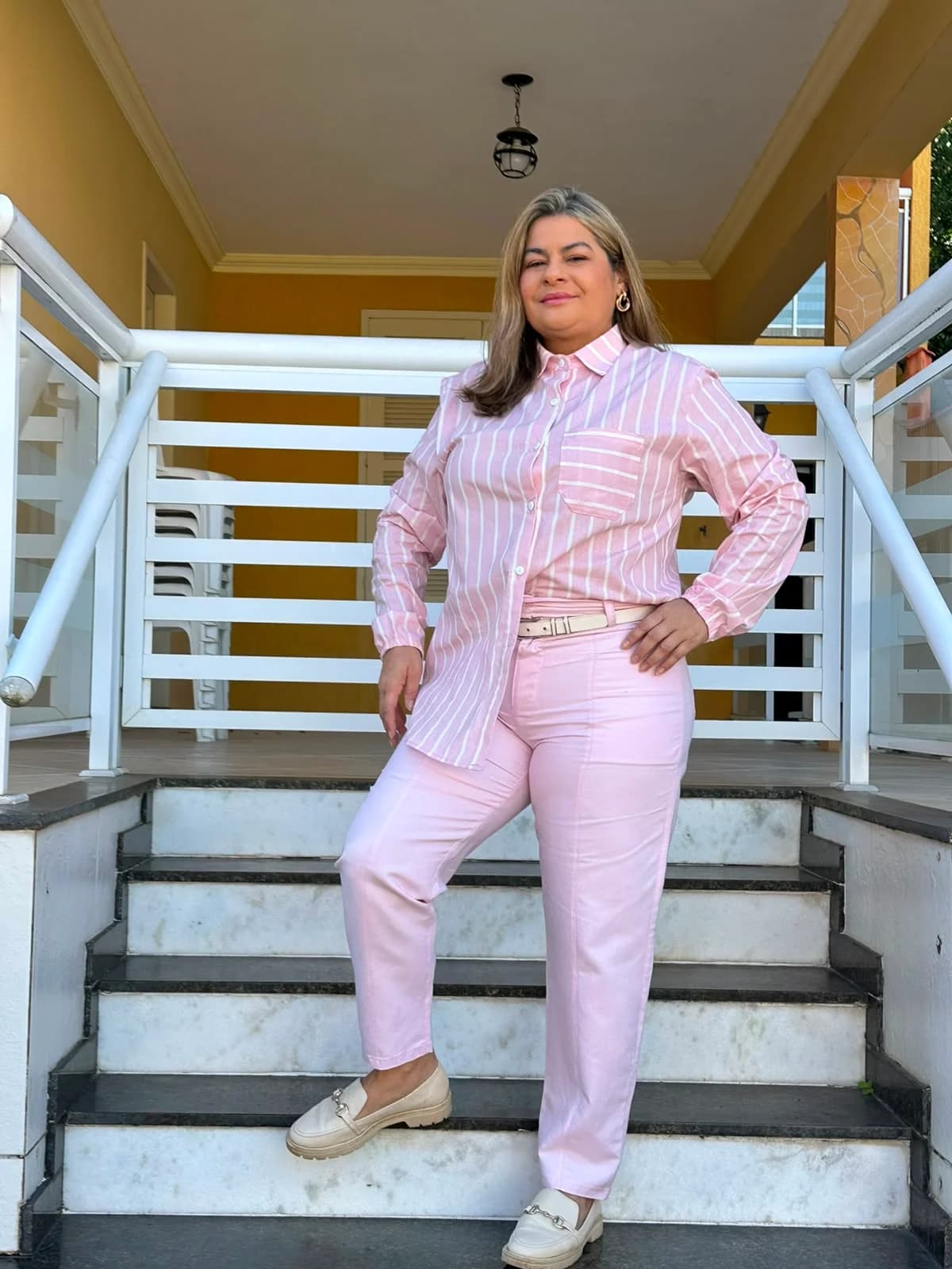 Aluna costurando