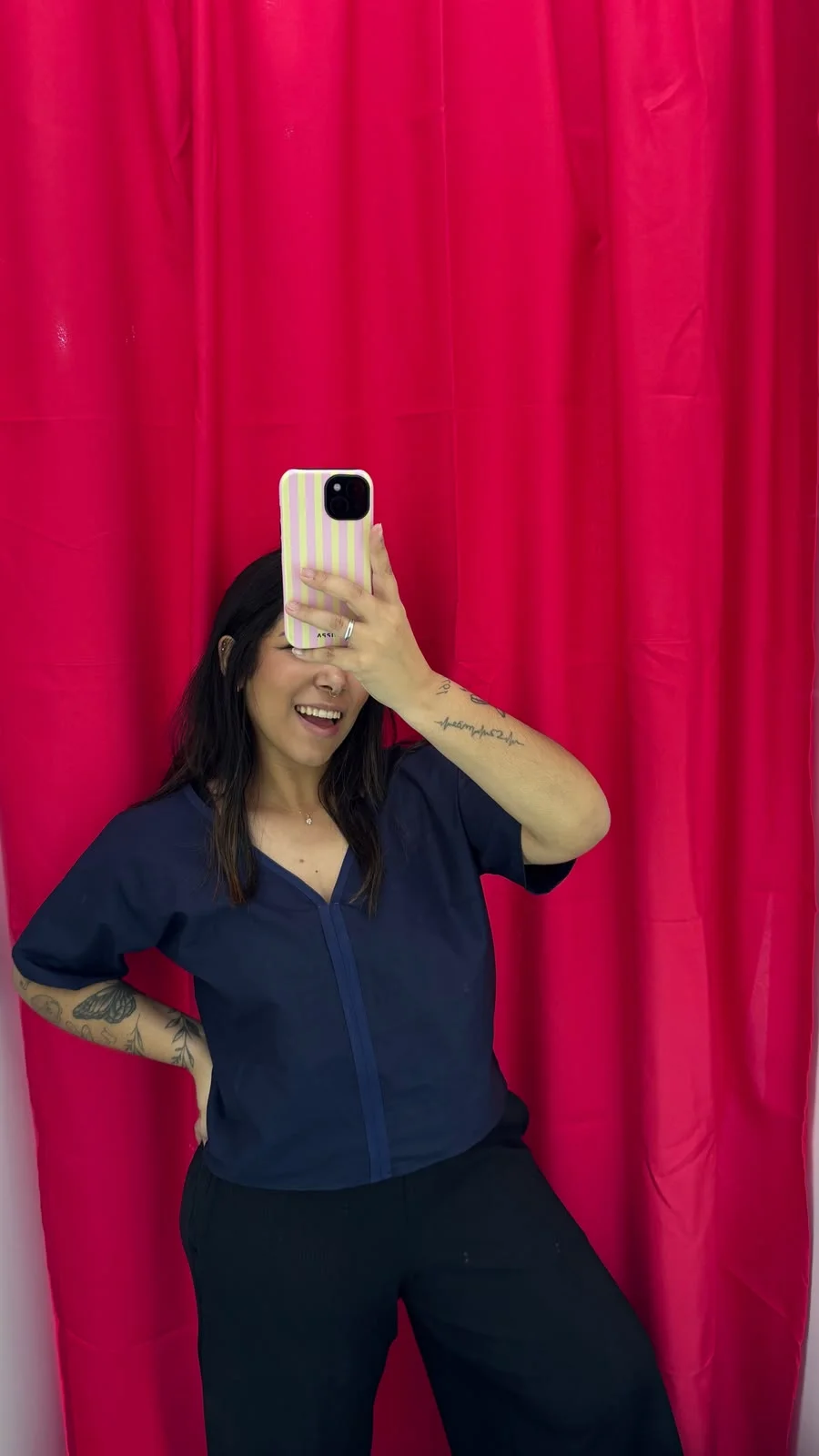Aluna costurando