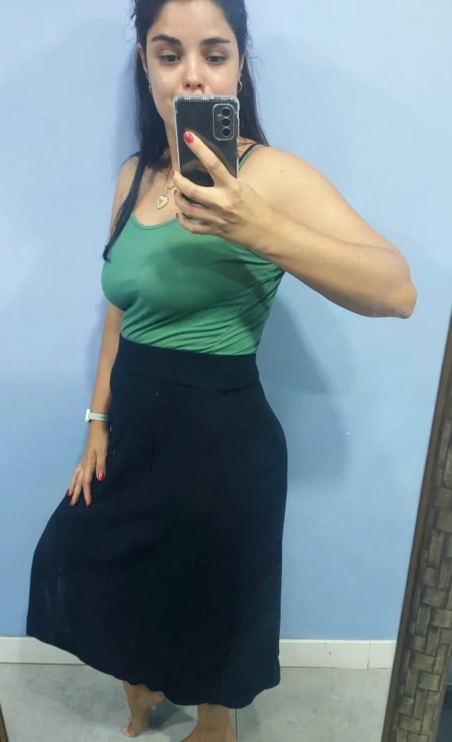 Aluna costurando