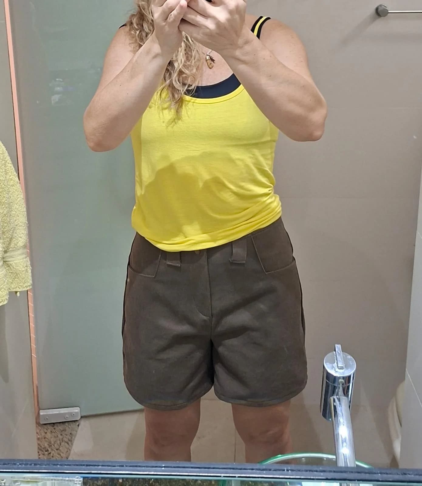 Aluna costurando
