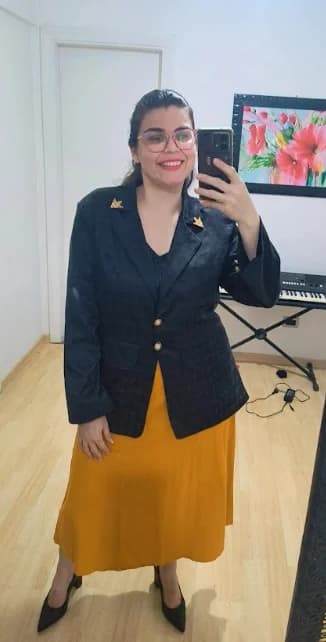 Aluna costurando