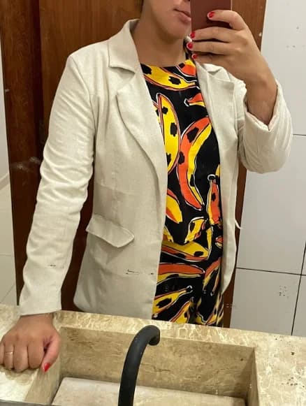 Aluna costurando