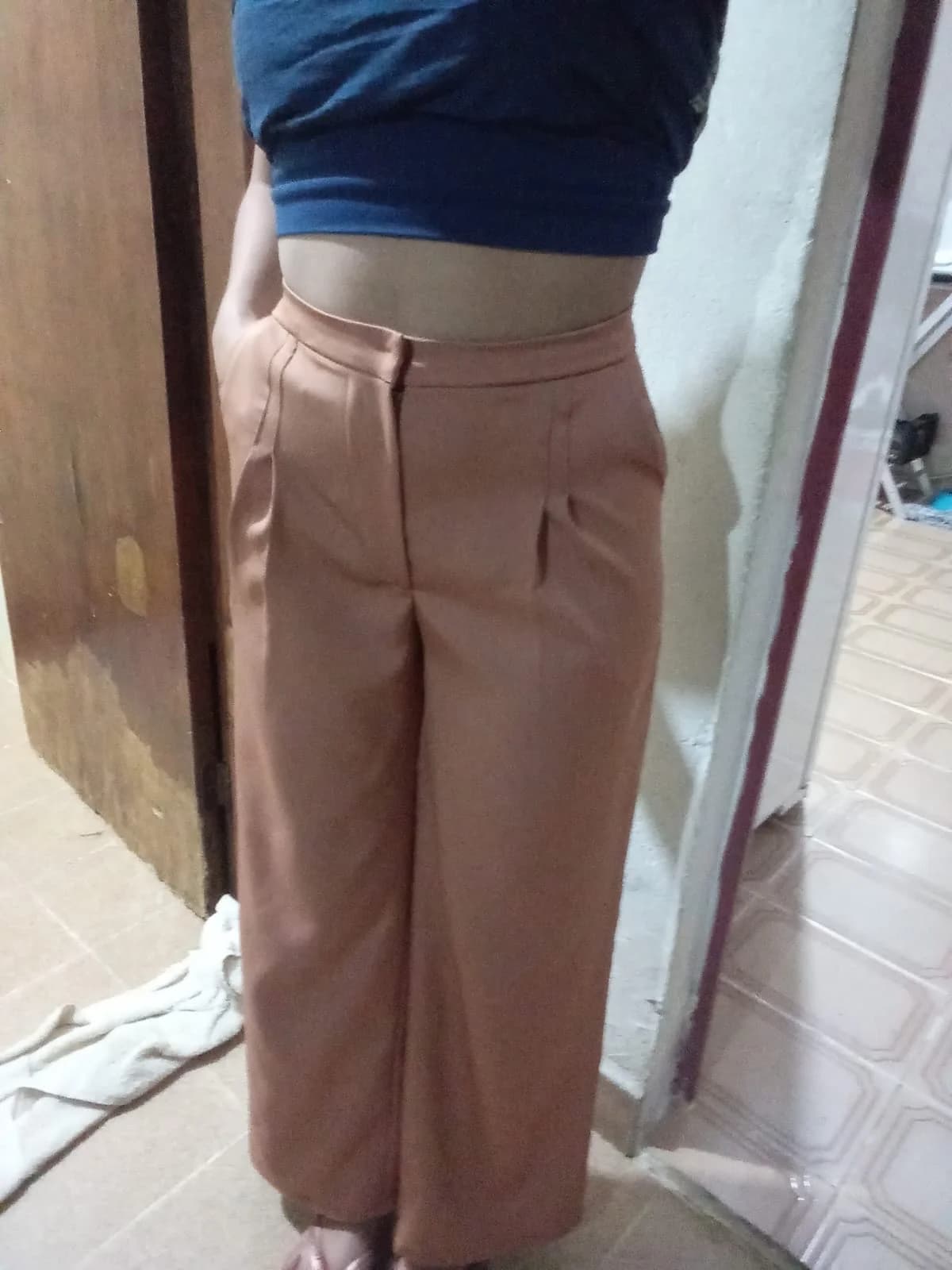 Aluna costurando