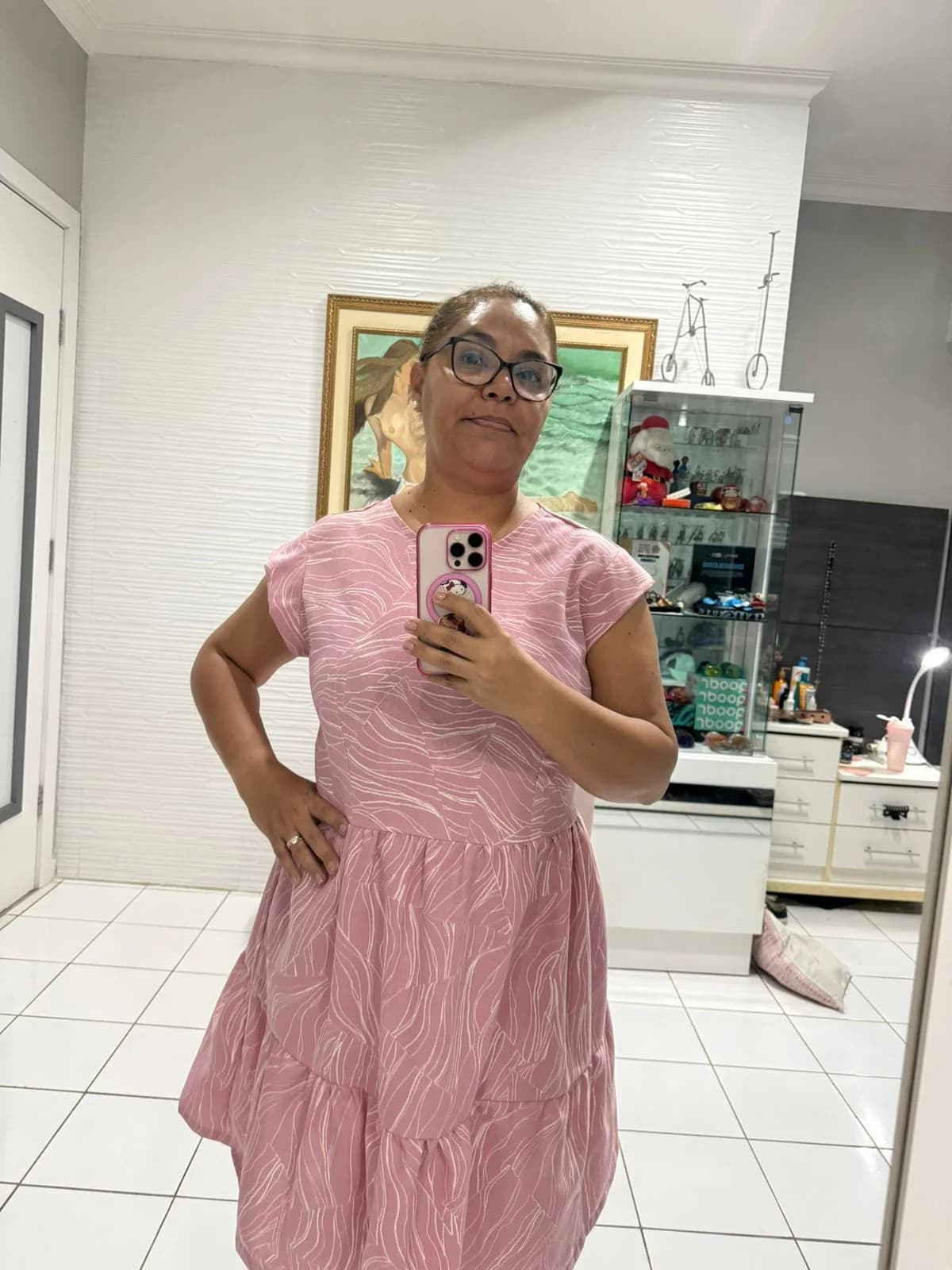Aluna costurando