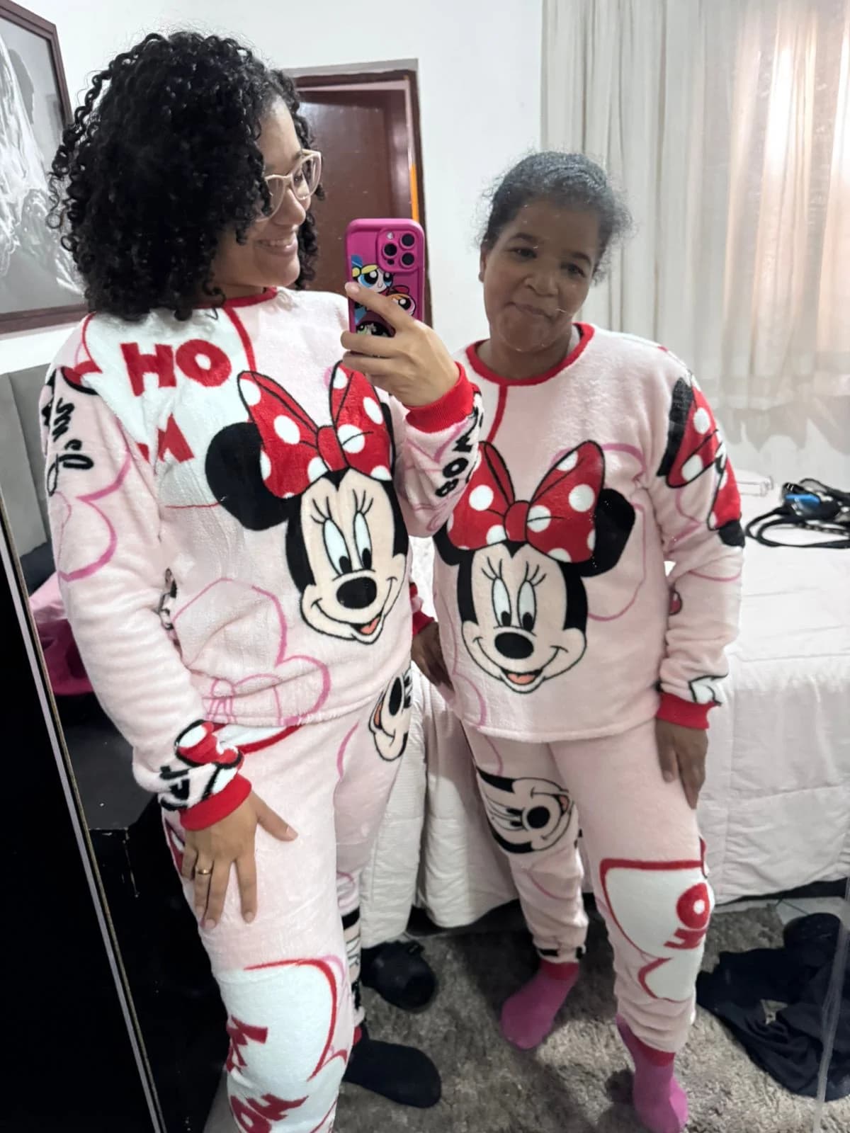 Aluna costurando